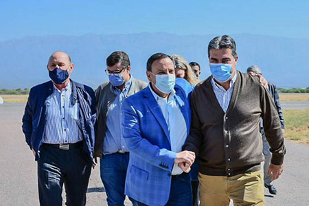 El gobernador de La Rioja, Ricardo Quintela, recibe a sus pares de Chaco, Jorge Capitanich, y de Formosa, Gildo Insfrán, en el aeropuerto local.