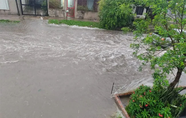 Resistencia impresionante caida de lluvia mientras contin a el